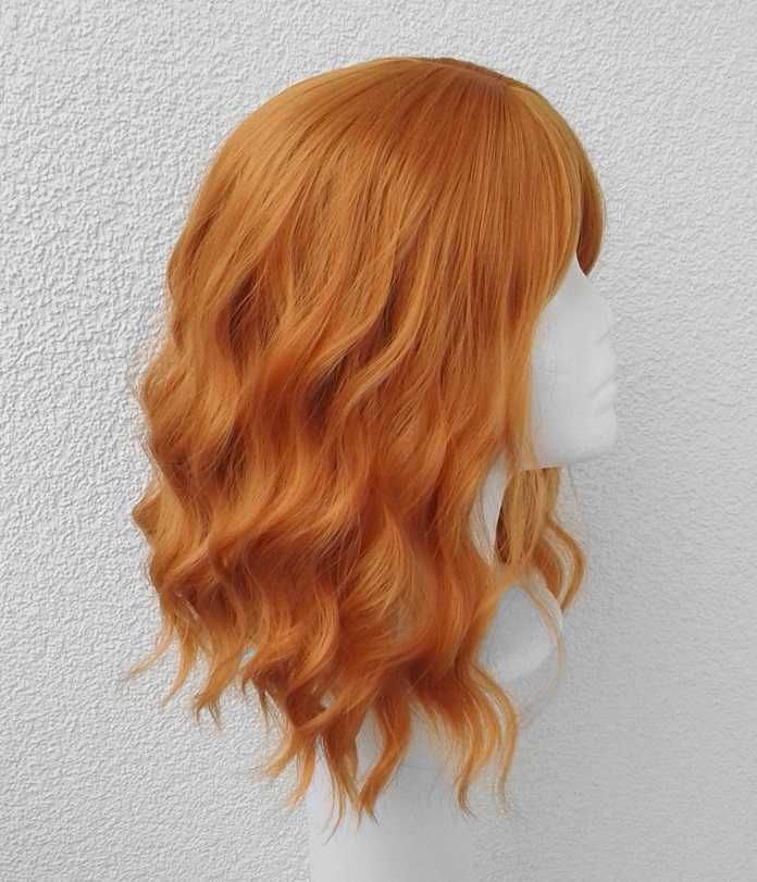 Pomarańczowa ruda krótka peruka falowana z prostą grzywką cosplay wig