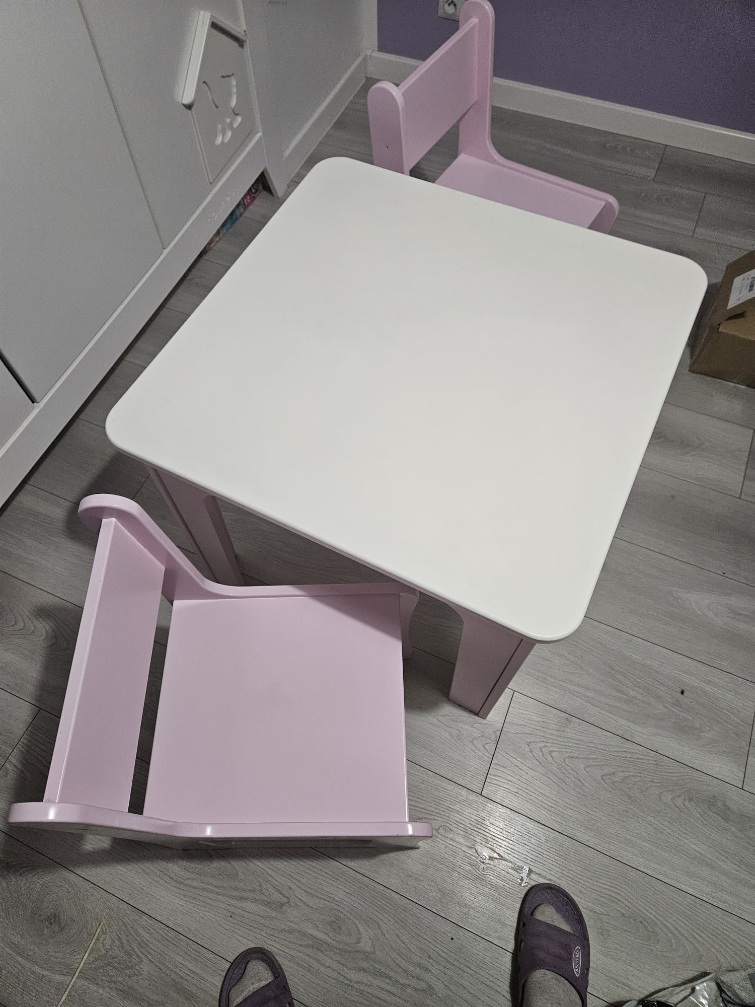 Sprzedam dziecięcy stolik z krzesełkami Baggi Design – różowo-biały