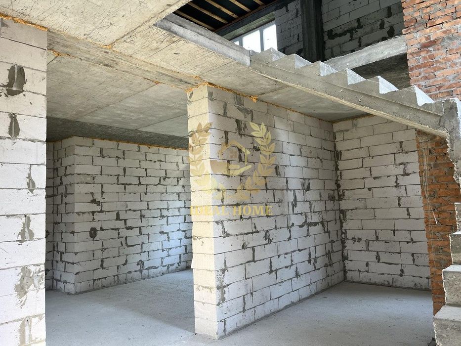 Продаж будинку в мальовничому місті Київа, метро Лісова