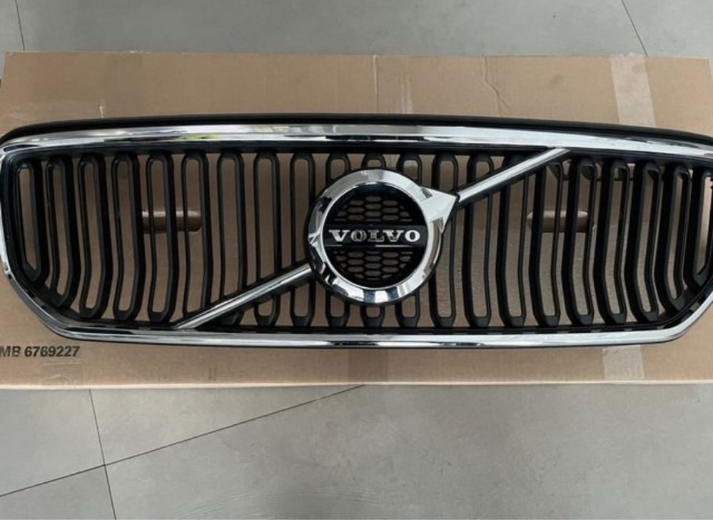 Решетка радиатора volvo xc40 2022 год