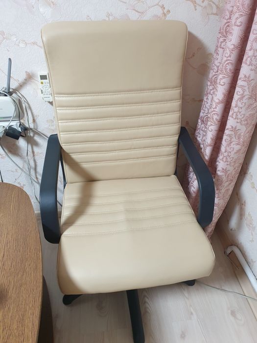 Продам офісне кресло бу