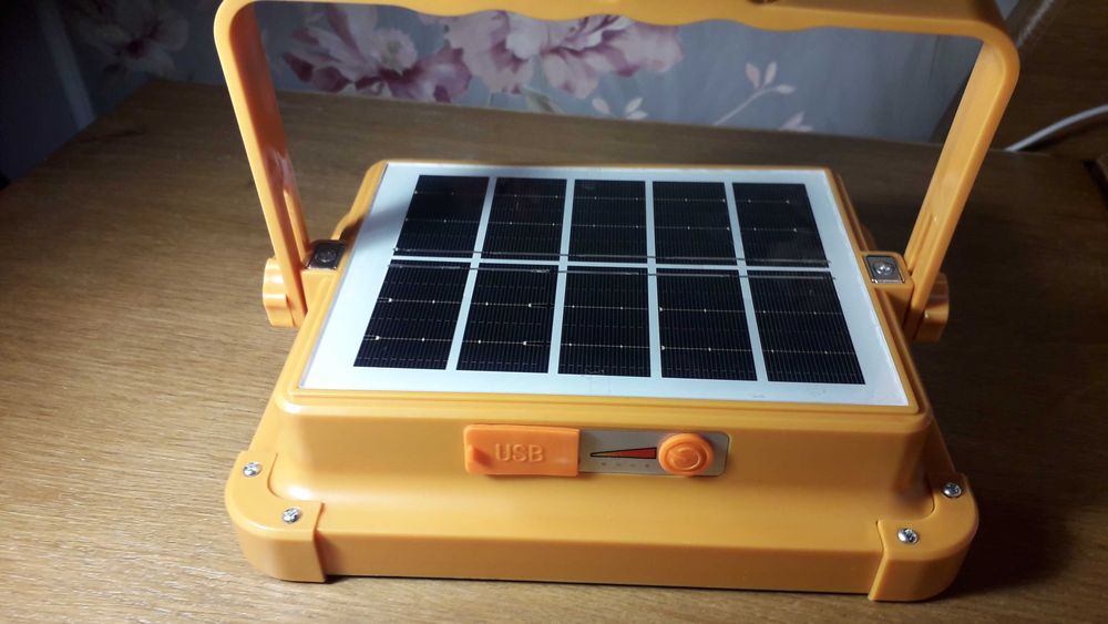 Лел лампа павербанк на сонячній панелі з вбудованим акамулятором