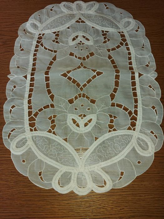 Serwetka z szyfonu z haftami, używana.
