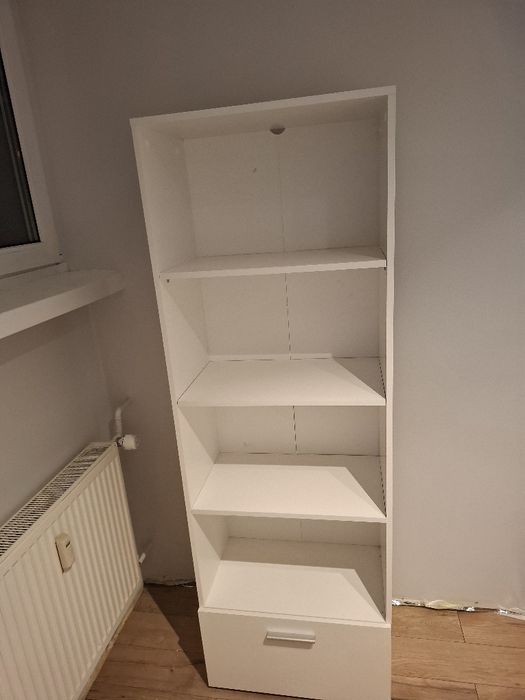 Biały regał z szafką klapową