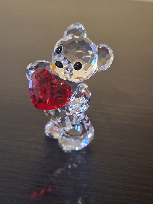 Kryształowy miś Kris Swarovski z czerwonym sercem "A Heart For You”