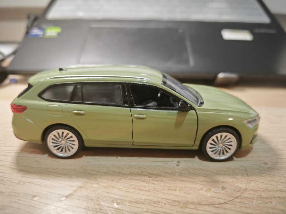 1/35 Skoda Superb miniatura