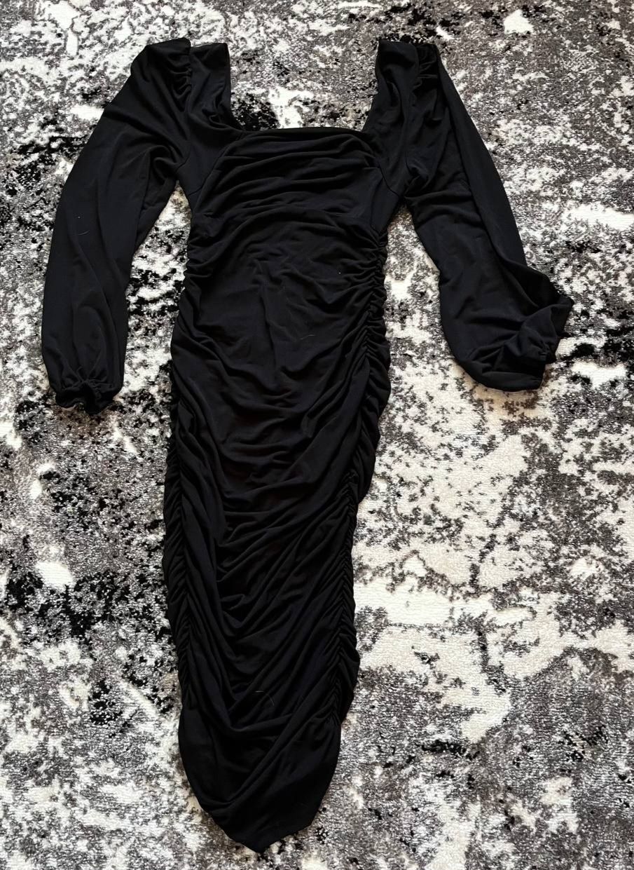 Облягаюче чорне плаття