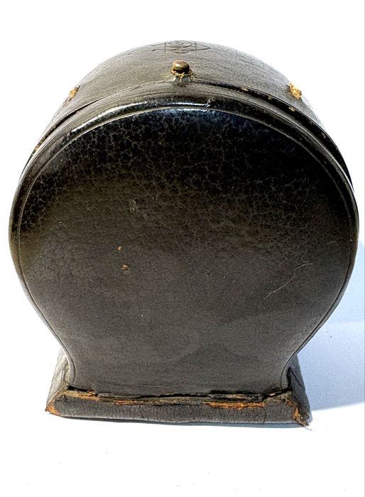 Antigo relógio de viagem com mostrador esmaltado e caixa em couro