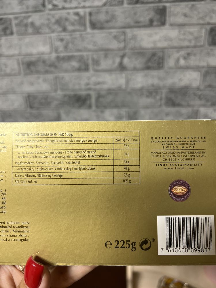 Шоколад Lindt Лінд молочний з горіхами та родзинками 225грам