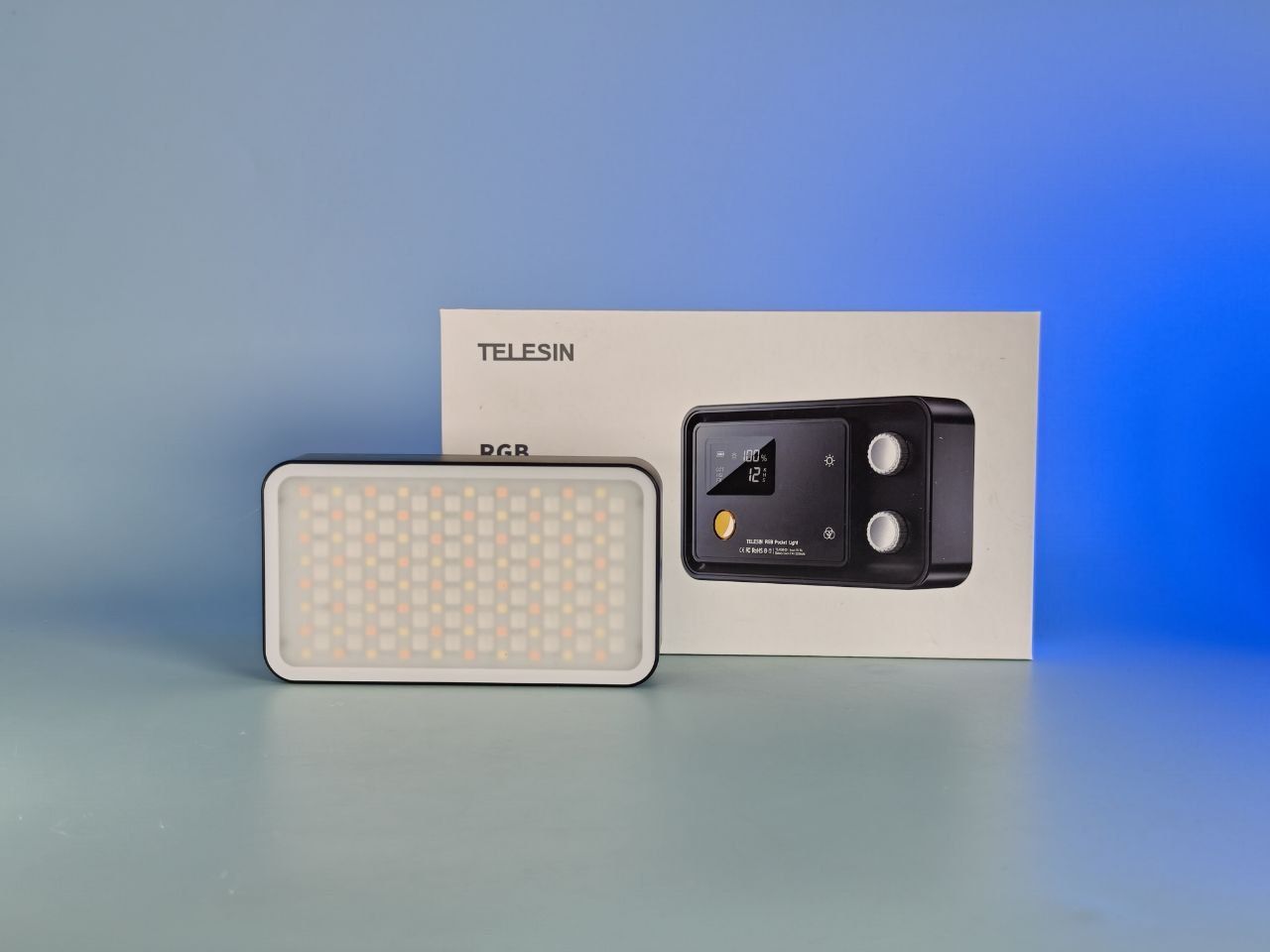 Видеосвет RGB CRI 97+ 2500-8500К 12Вт Telesin TE-RGB-001
