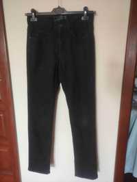 Długie czarne męskie jeansy