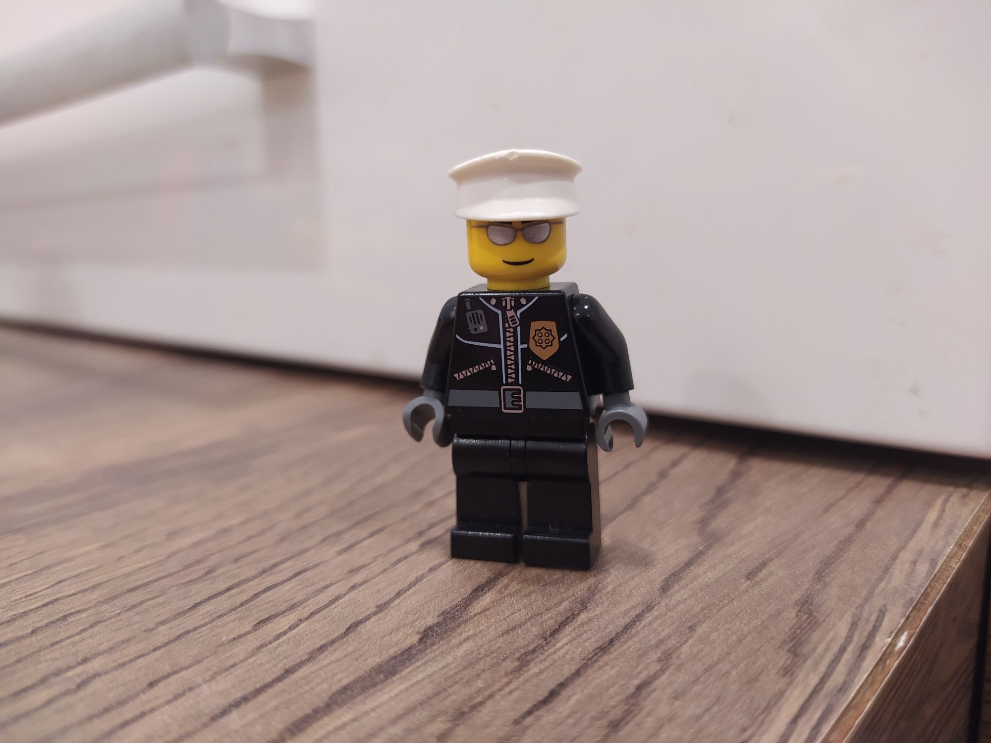 Lego ludzik minifigurka policjant strażnik