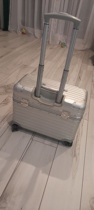 Rimowa walizka na czterech kółkach z wysuwaną rączką