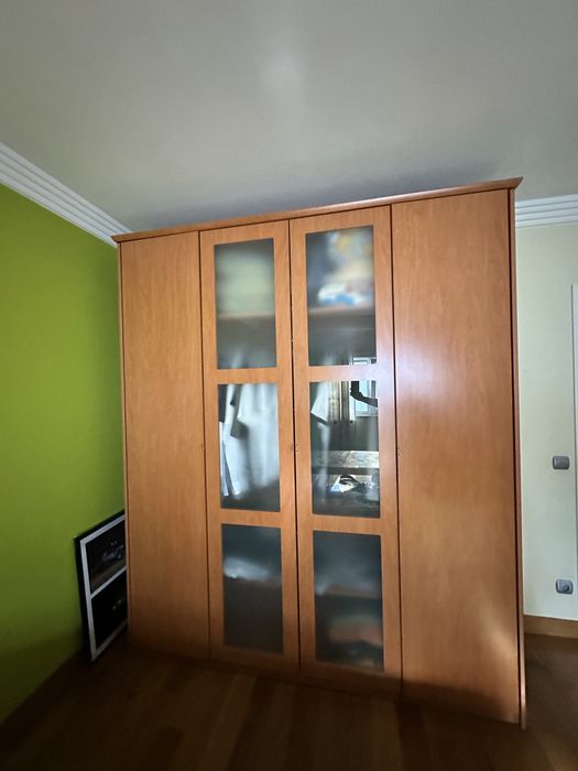 Roupeiro moderno em madeira