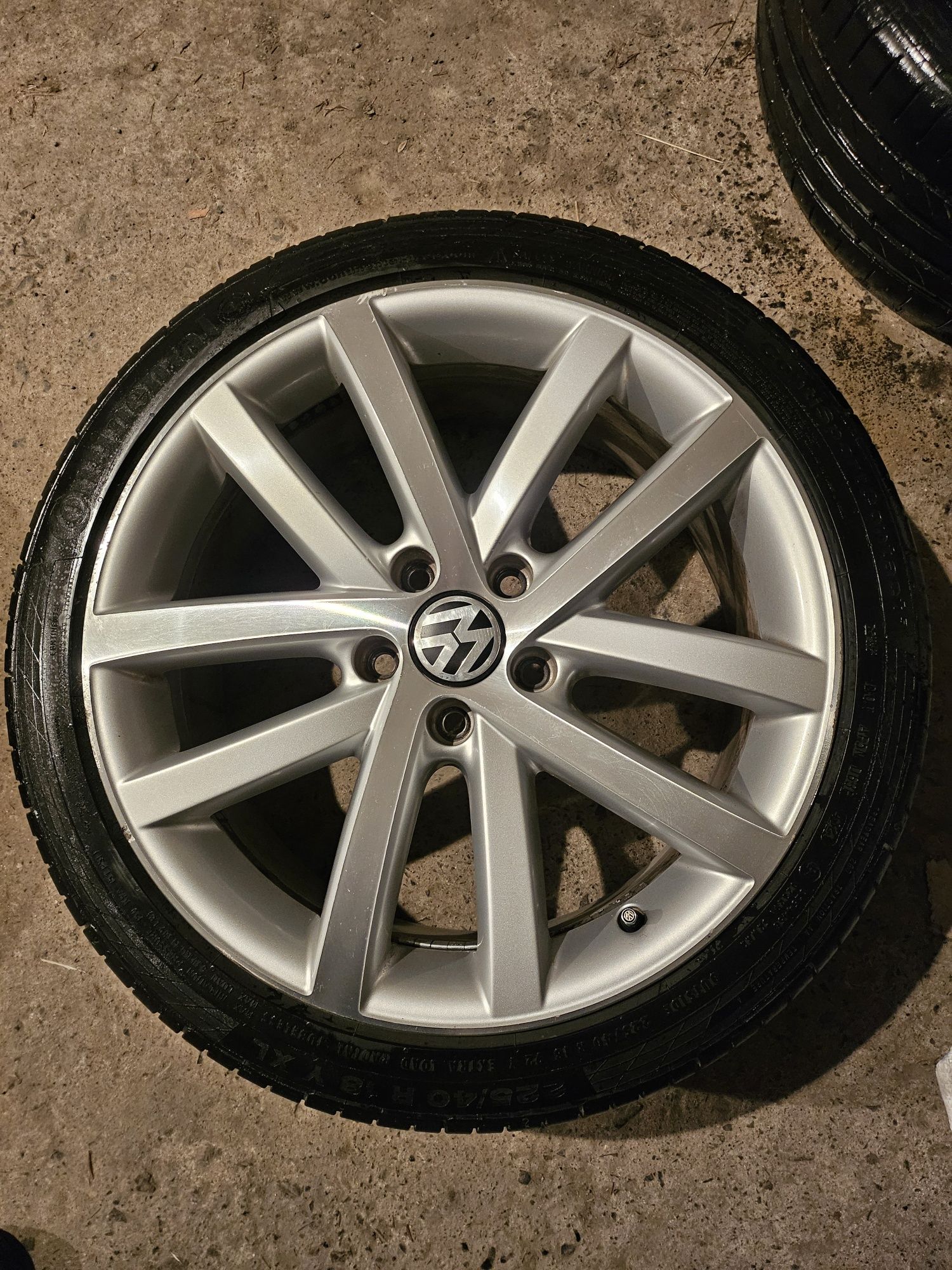 Продаються оригінальні  диски з скатами  на VW r18