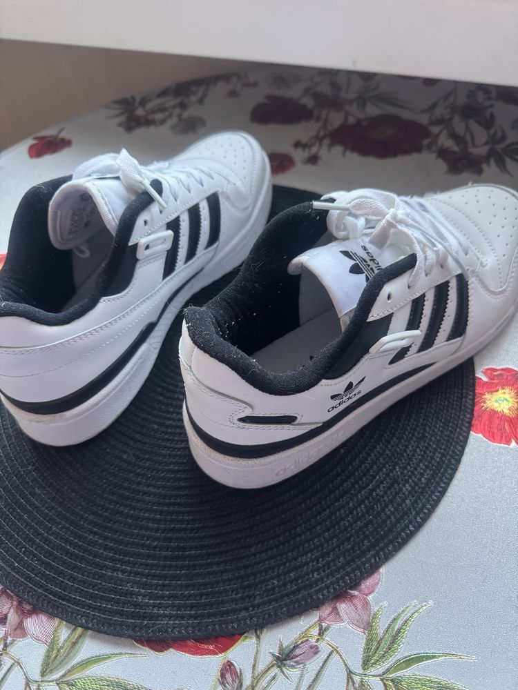 Oryginalne buty adidas.