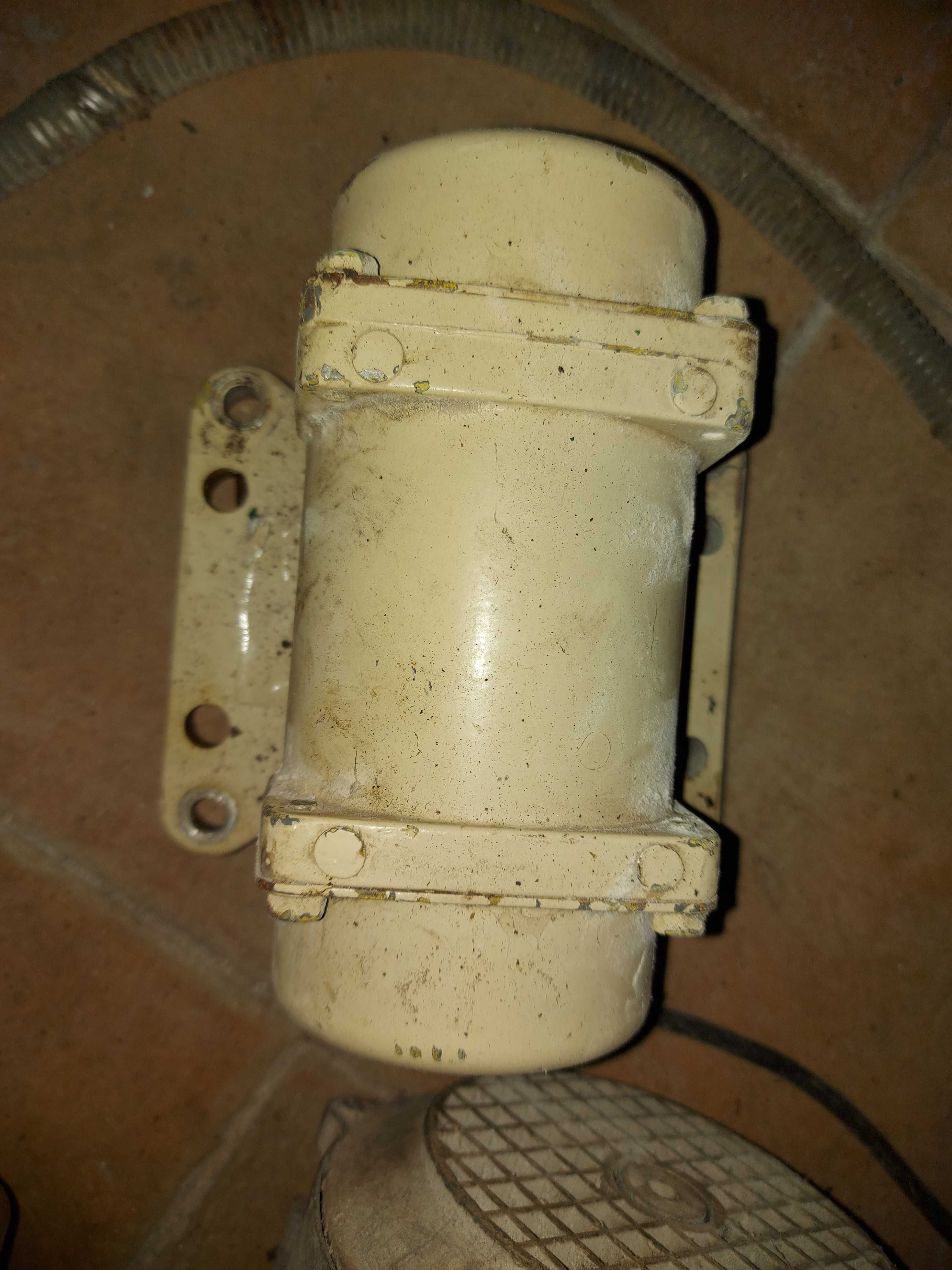 Venda de motores trifásicos de uma tendeira.