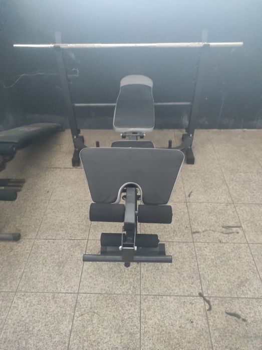 Banco supino com barra