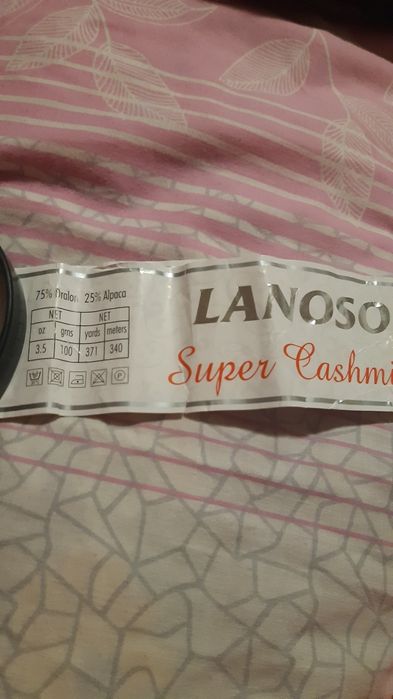 Нитки напівшерстяні, нові 6 мотків