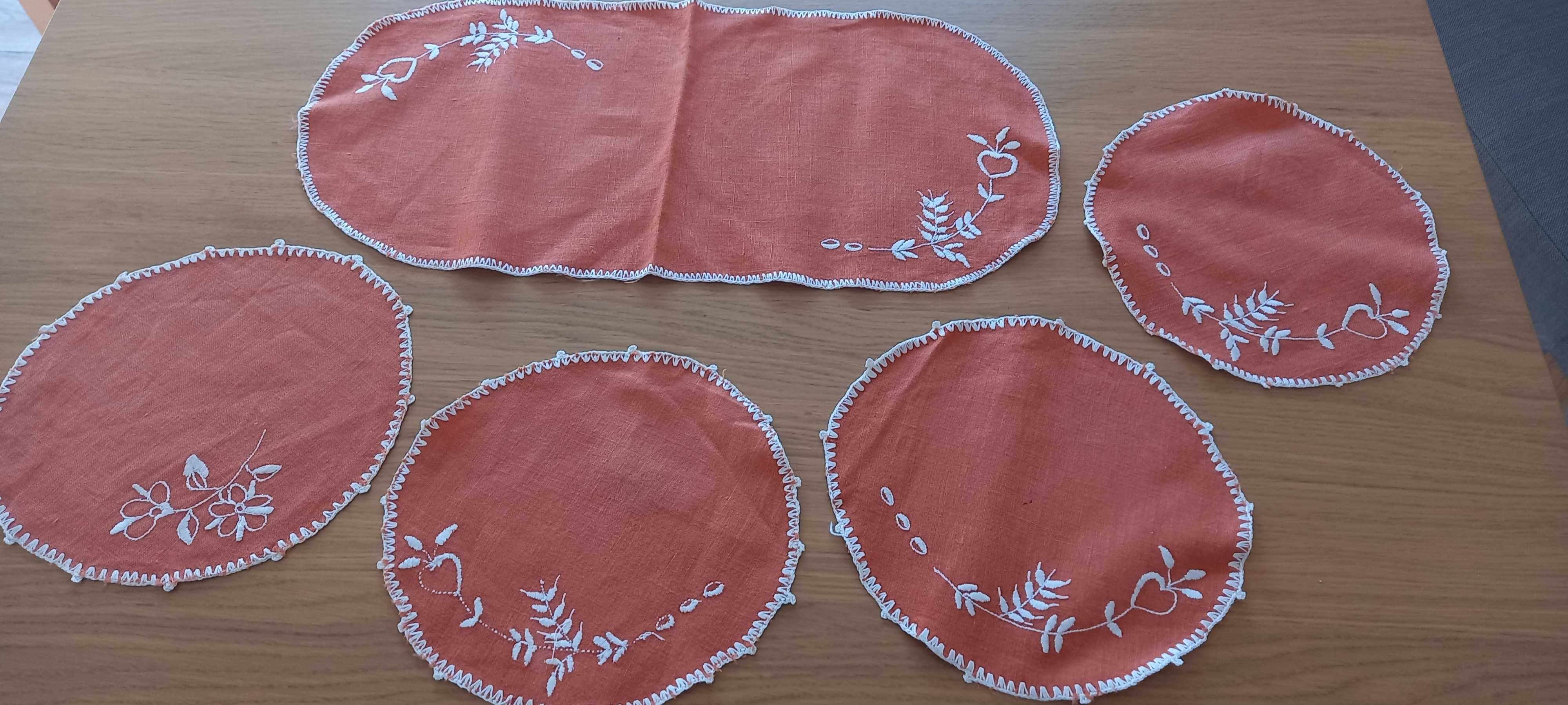 Komplet serwetek ręcznie haftowanych