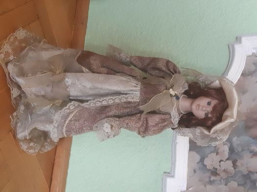 Stojąca lalka porcelanowa