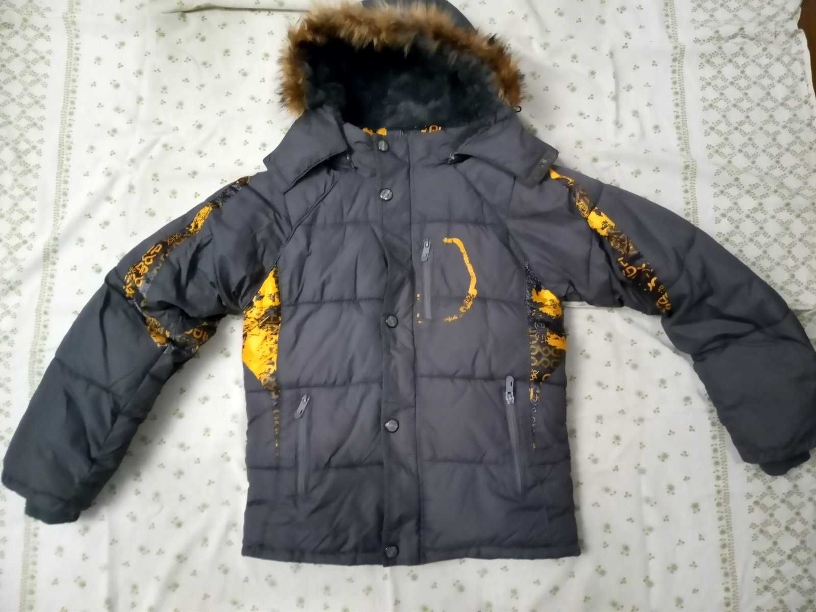 Куртка зимова на хлопчика 9-11 років.
