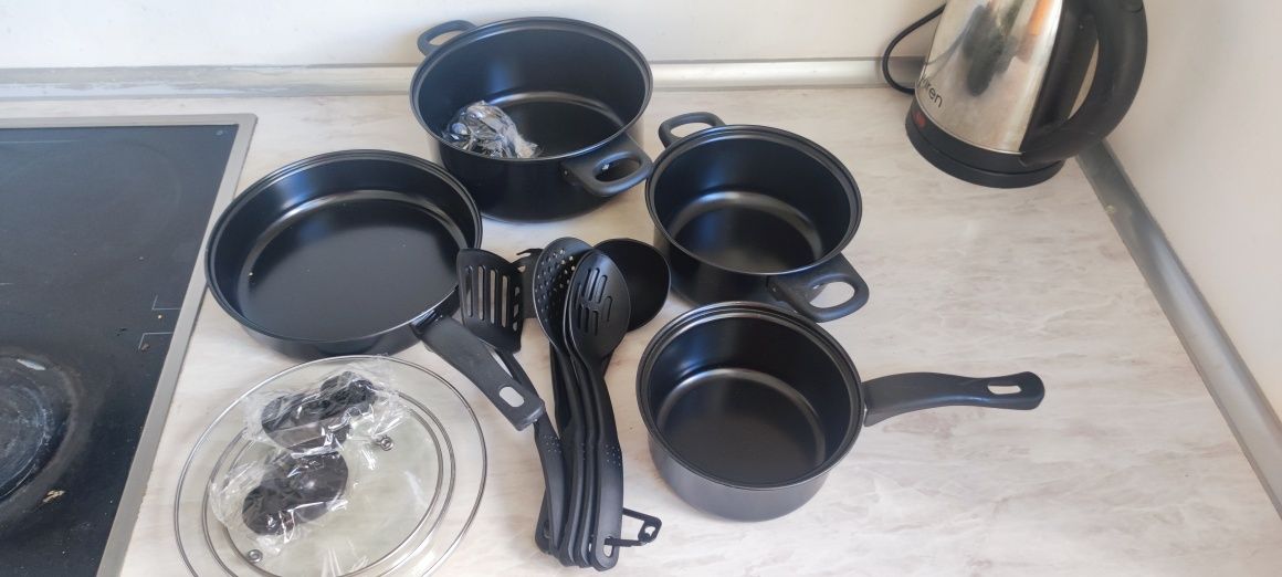 Новий набір посуду з 13 предметів