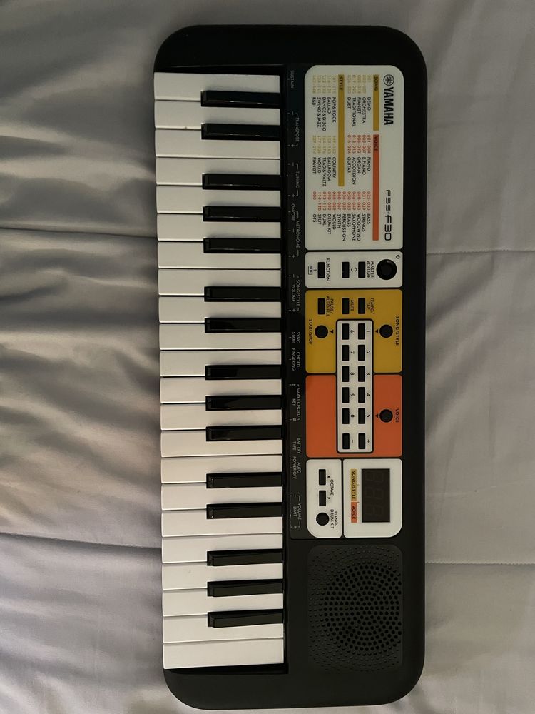 Piano yamaha f30