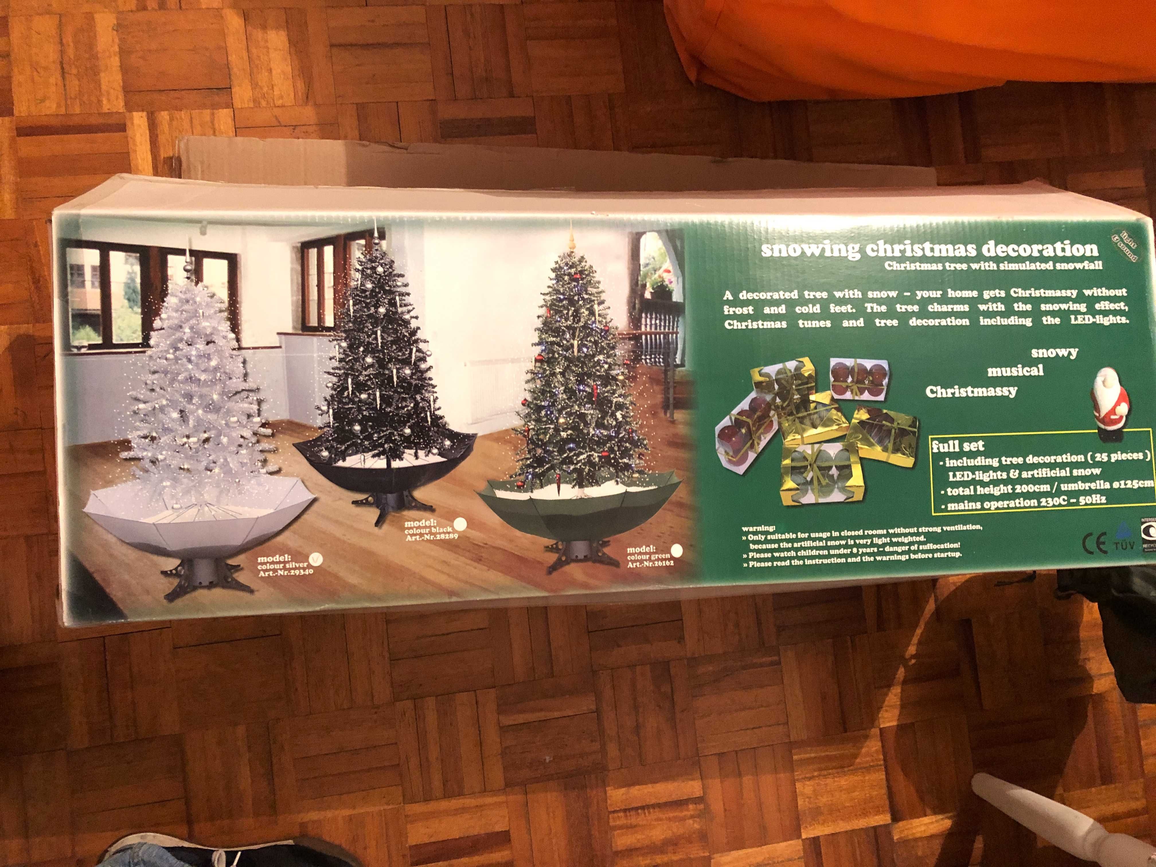 Árvore de natal com neve artificial e luzes