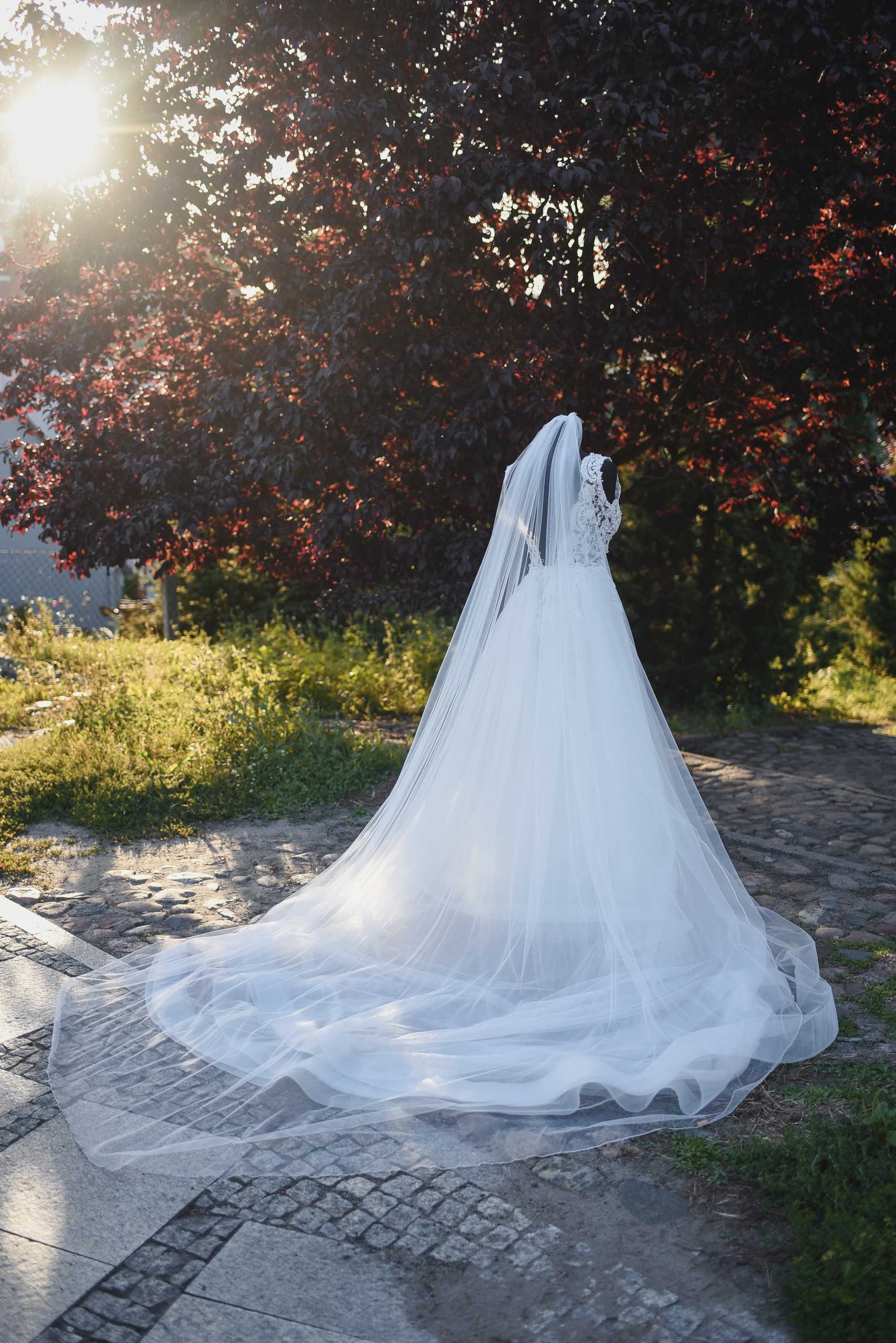 suknia ślubna z trenem i długim welonem r. 36 projekt p. Pardyka