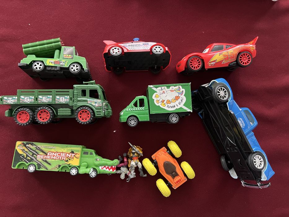 Набір машинки: Машинка інерційна Блискавка Маквін, воєнні машинки