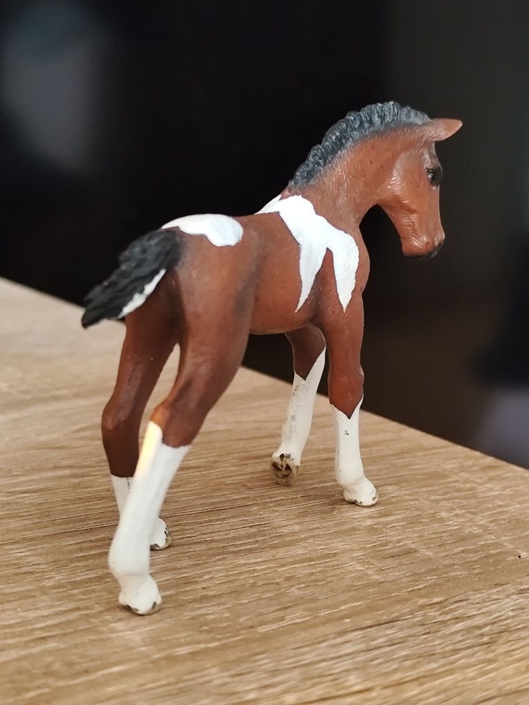 Konie Schleich Fryzyjski i źrebak rasy Trakeńskiej