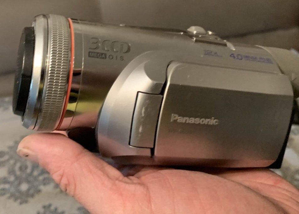 Цифровая видеокамера Panasonic 3ccd