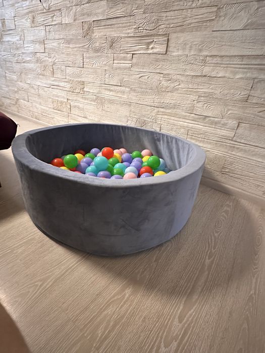 Сухий басейн із кульками