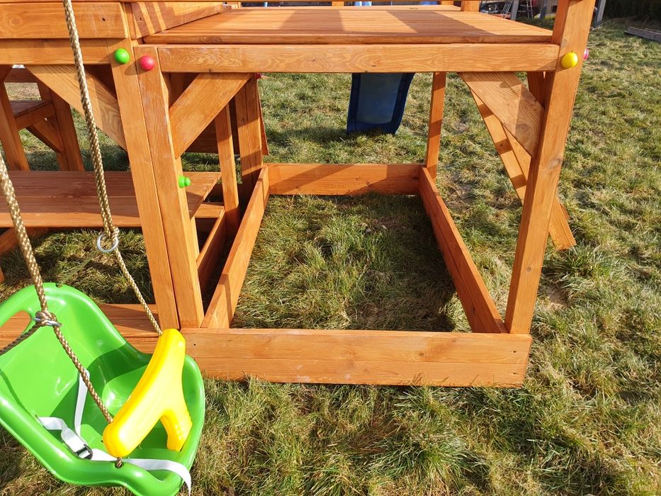 Plac zabaw hustawka domek piaskownica stolik