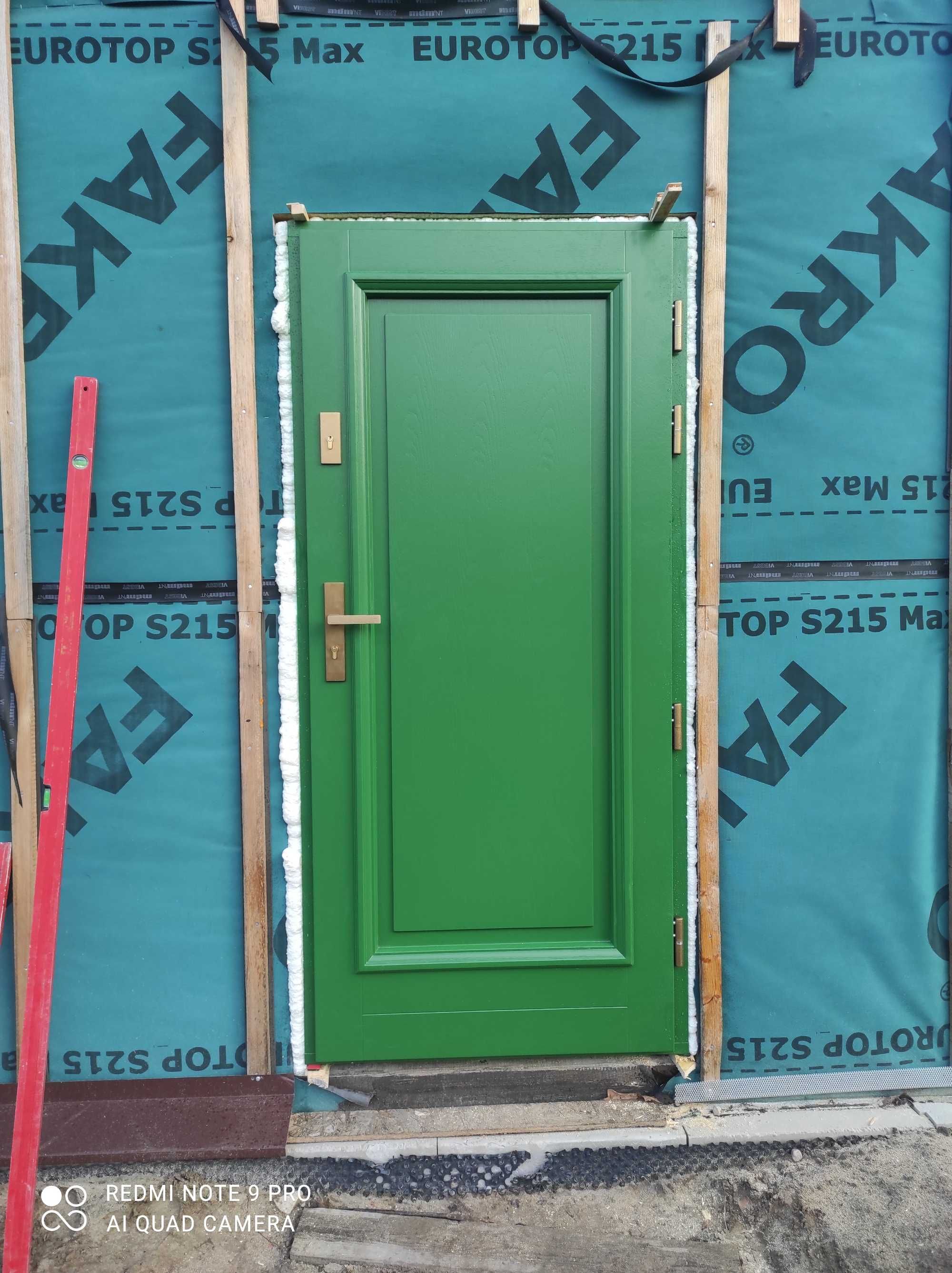 Drzwi drewniane zewnętrzne czerwone, zielone, niebieskie na wymiar