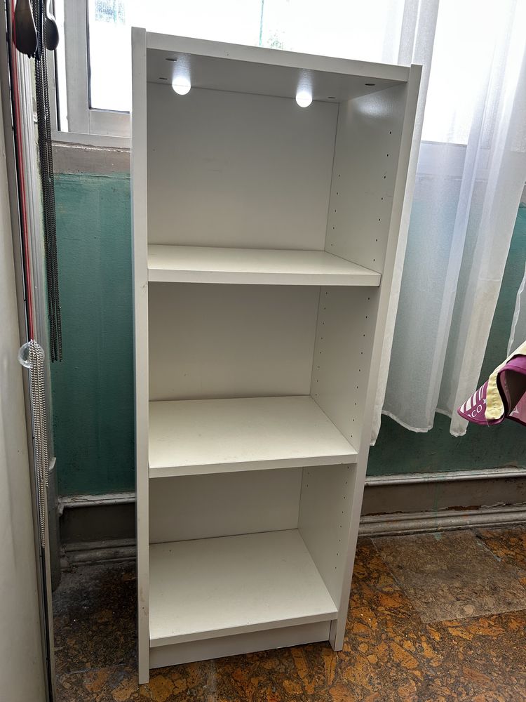 Estamte com prateleiras branca do IKEA