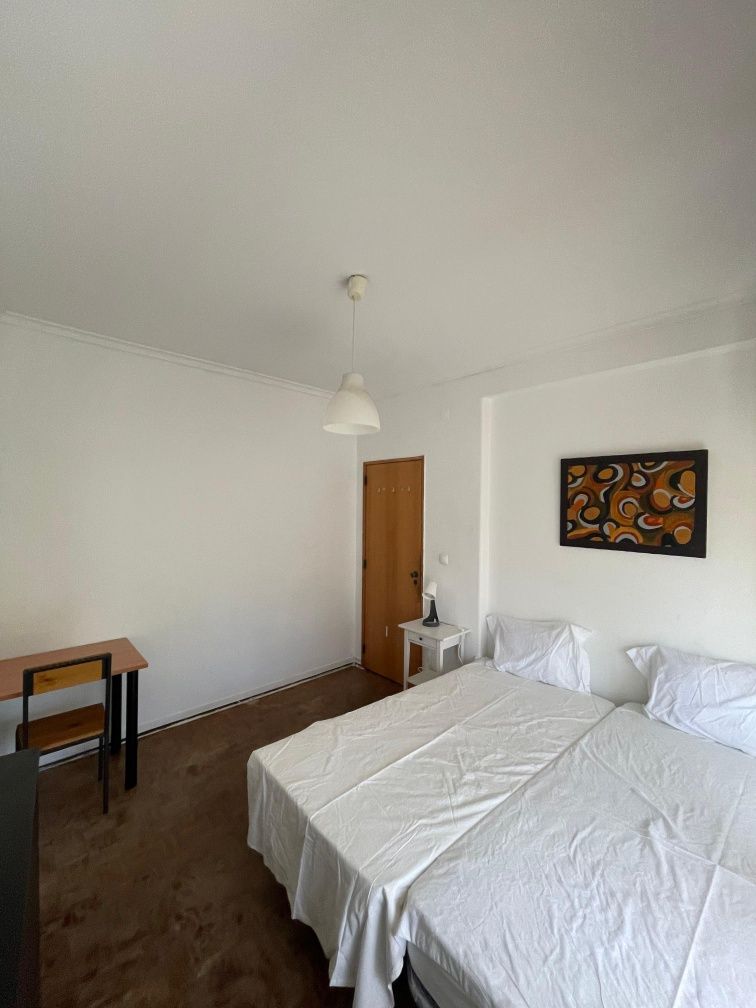Quarto Duplo duas camas individuais sem caução Olivais Sul