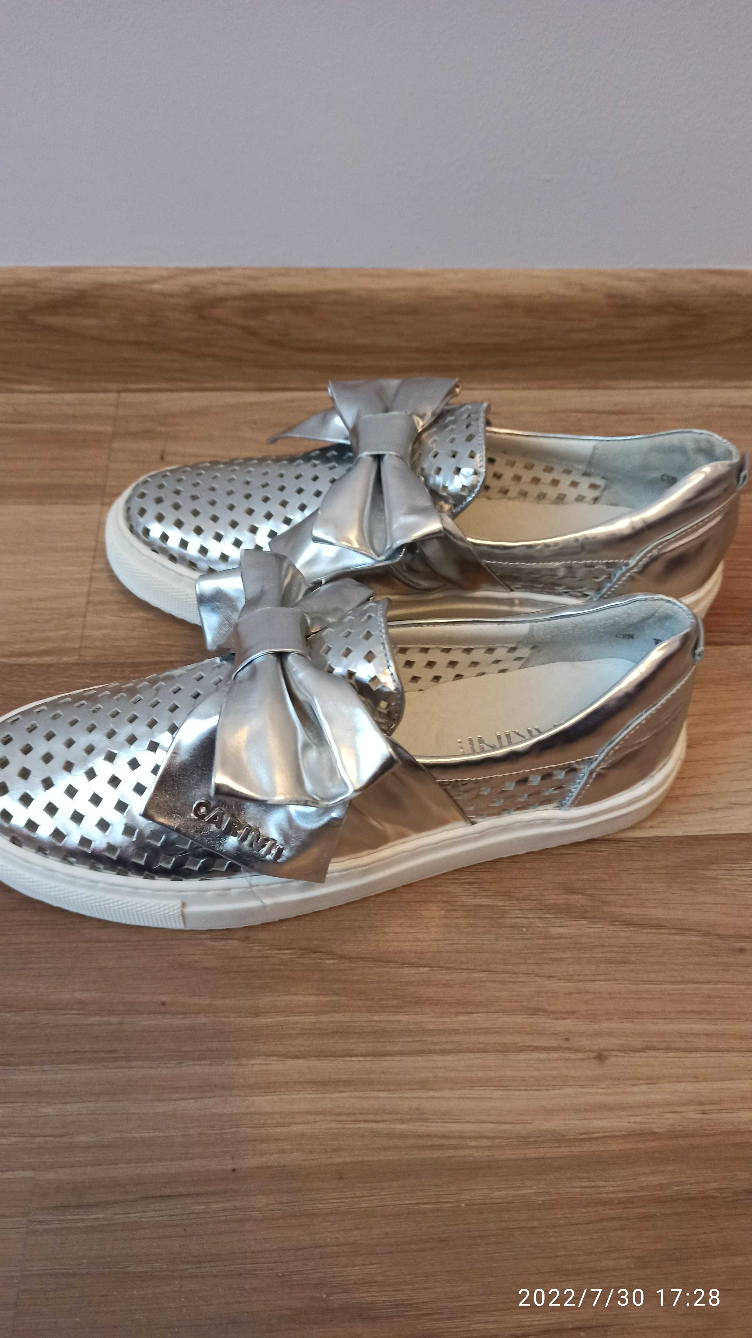 CARINII srebrne sneakersy skóra naturalna KOKARDA