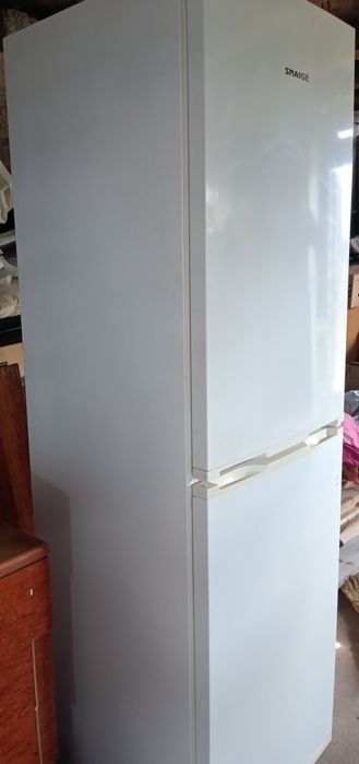 Холодильник СНАЙГЄ морозильна камера морозит а верх ні. Потребує ремон