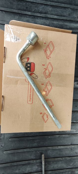 Баллонный ключ и вороток домкрата