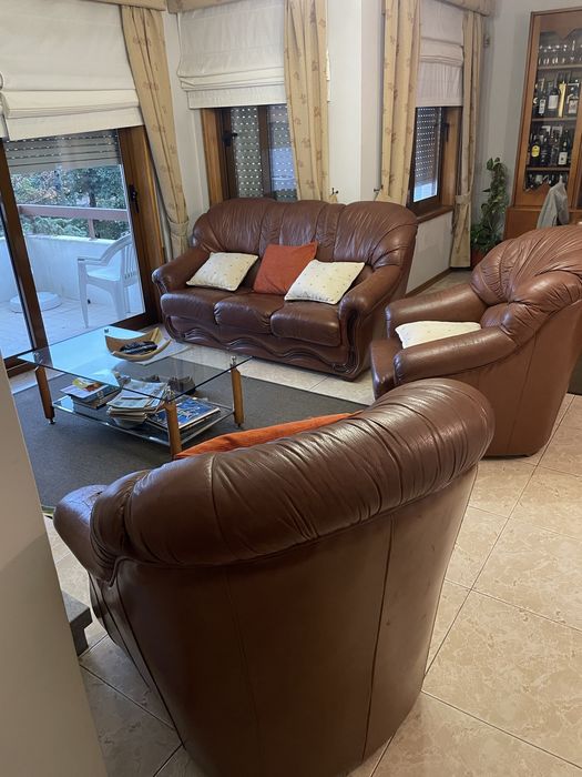 Vendo sofás em pele