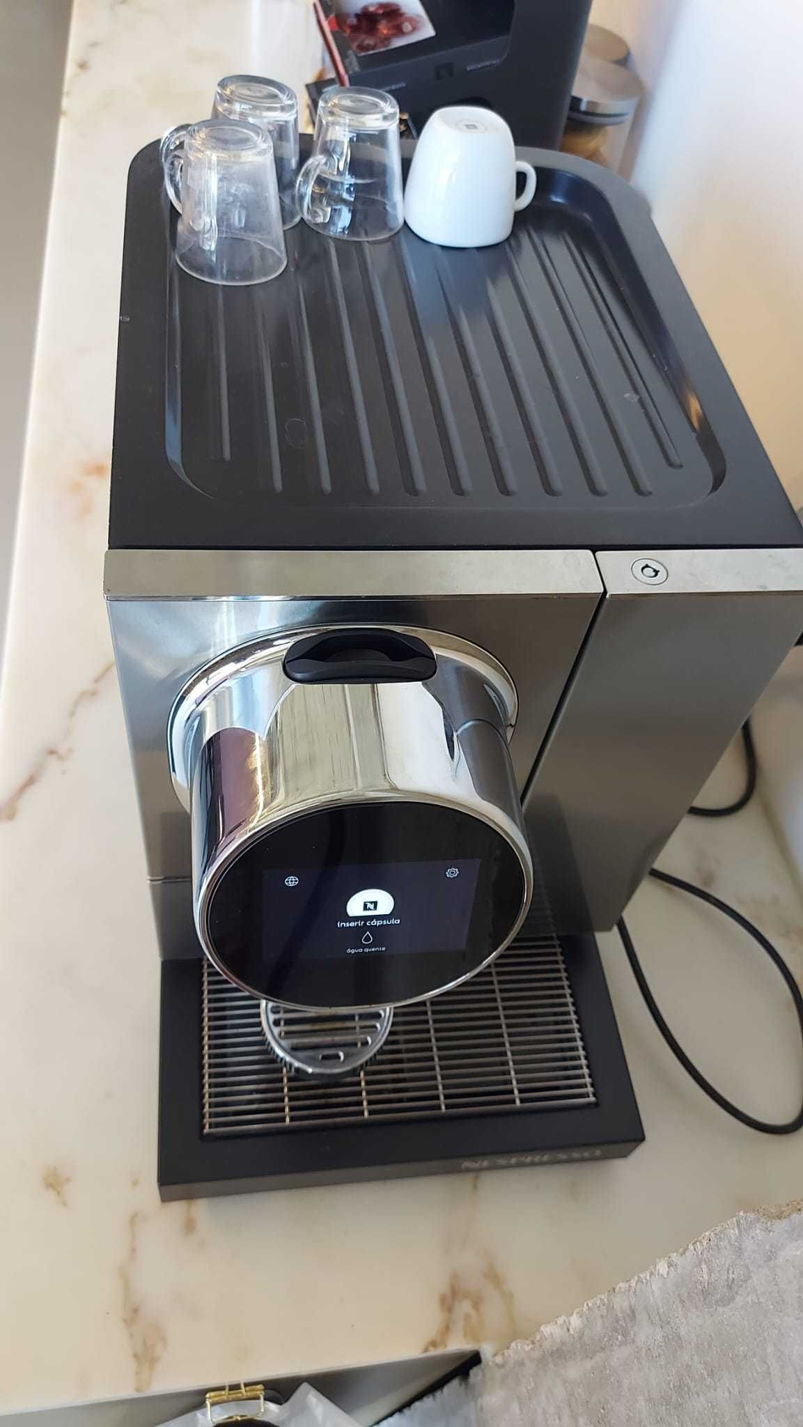 Maquina de café Nespresso Momento Single com expositor.