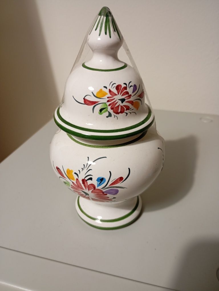 Pote com tampa, pintado à mão, com 15cm de altura.