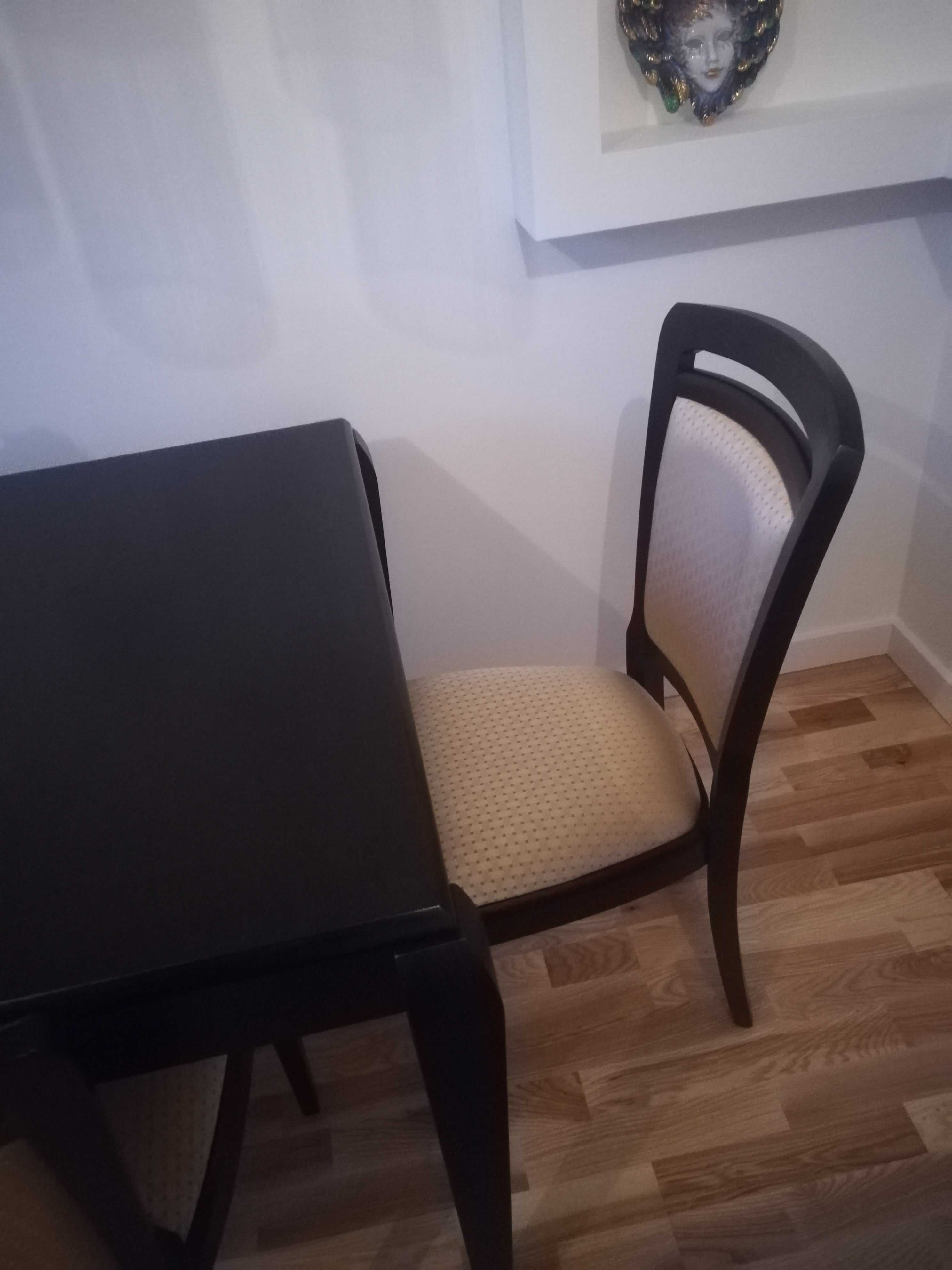Stół drewniany z sześcioma krzesłami