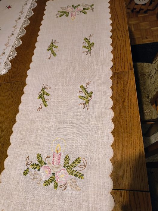 Bieżnik ręcznie haftowany