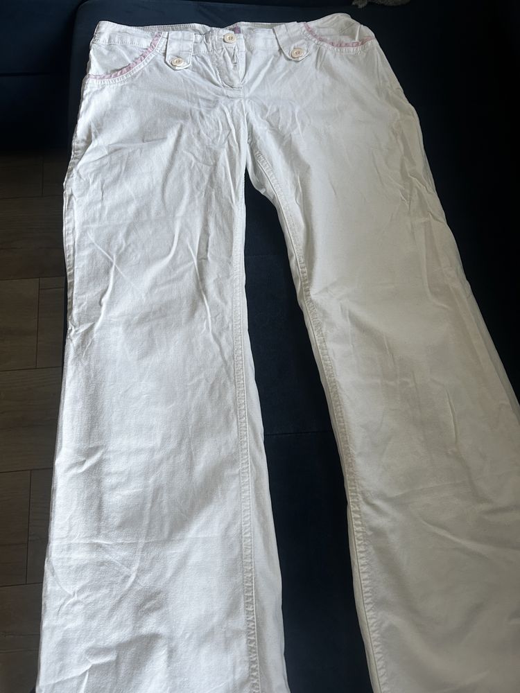 Białe spodnie z rozszeżoną nogawką 38