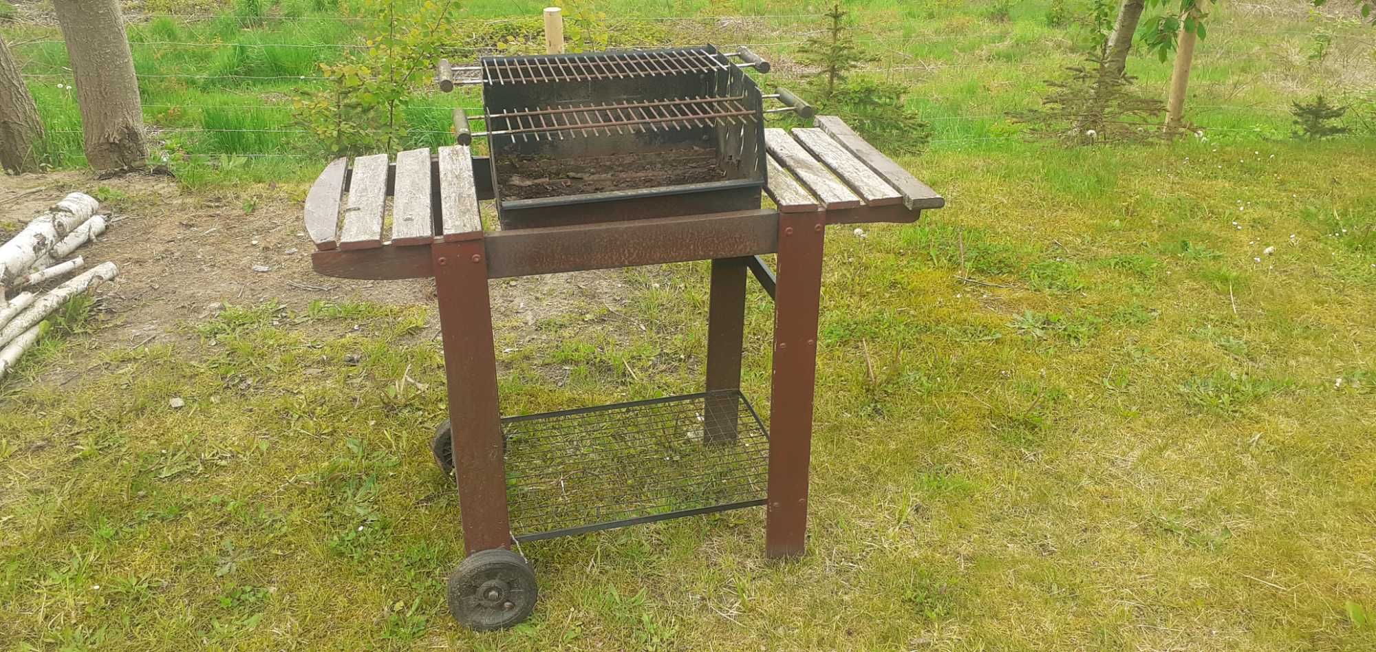 Grill węglowy. Mocna metalowa konstrukcja.