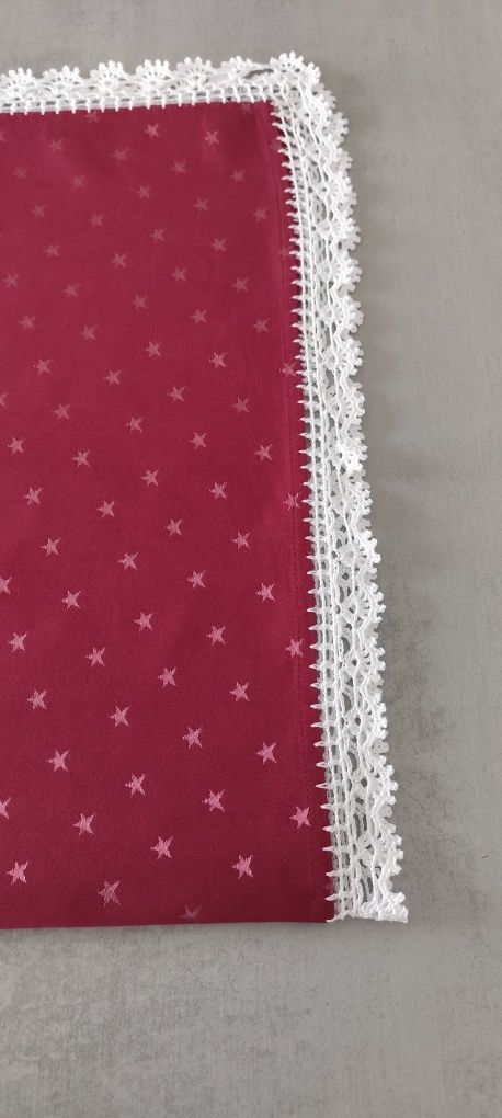 Toalha de Mesa com Bordas de Crochê Feitas à Mão