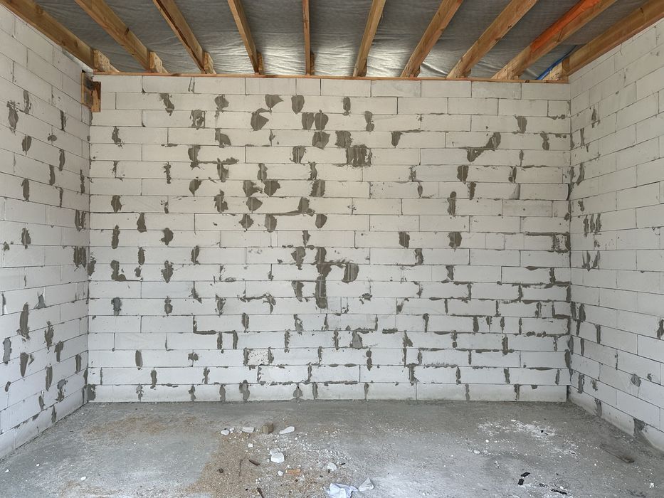 Приміщення під ваш бізнес. Вʼїзд в котеджне містечко.